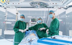 Nhập viện vì viêm dạ dày, người phụ nữ bất ngờ phát hiện 2 khối u “ẩn mình” ở buồng trứng 