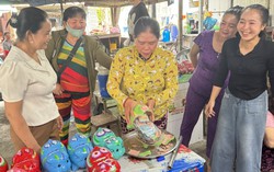 Phụ nữ Khmer ở An Giang dìu nhau cùng làm giàu