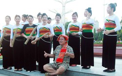 Giữ điệu Khắp Thái bằng những câu hát bên hiên nhà