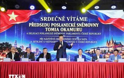 Czech lower house speaker visits Vietnamese community in Prague