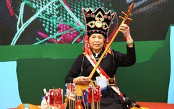 Người phụ nữ đi giữa hai thế giới