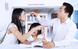 Bi kịch khi bắt con sống trong gia đình độc hại để "có đủ bố mẹ”