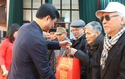 Bí thư Thành ủy Hà Nội Nguyễn Duy Ngọc trao gần 1.100 suất quà Tết tại Hưng Yên