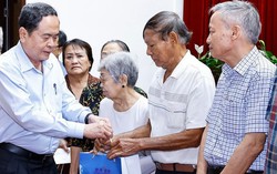 Chủ tịch Quốc hội tặng quà cho hộ nghèo, công nhân lao động tại Cần Thơ