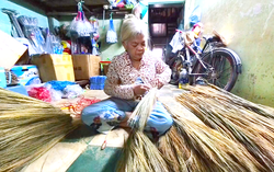 Không khí Tết ngập tràn làng nghề chổi đót ở TPHCM