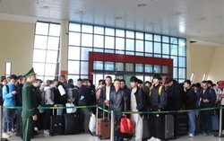 Lạng Sơn: Dòng người xuất cảnh về quê ăn tết đông nghịt qua cửa khẩu Hữu Nghị