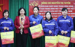 Phó Chủ tịch UBTƯ MTTQ Việt Nam Nguyễn Thị Tuyến thăm và tặng quà công nhân Thủy lợi Sông Nhuệ