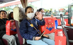 Bệnh viện TW Huế và Long Châu tặng quà, đưa hàng trăm bệnh nhân nghèo về quê đón Tết