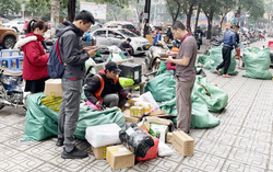 Cận Tết, khách chờ shipper như "mong mẹ đi chợ về"