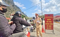 Cảnh sát giao thông Lạng Sơn phát nước uống, khăn lạnh, sữa cho người dân về quê ăn Tết