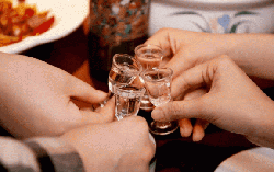 Rượu bia ngày Tết khiến buổi sum họp gia đình thành xung đột nảy lửa