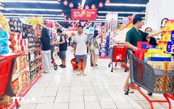 TP Hồ Chí Minh: Thị trường sắm Tết cao điểm, lượng khách gấp 3-4 lần ngày thường