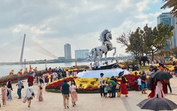 Du khách nô nức check-in linh vật ngựa tại đường hoa Tết Đà Nẵng