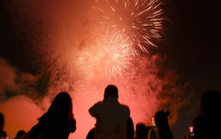 Mãn nhãn màn pháo hoa rực rỡ chào Tết Bính Ngọ 2026