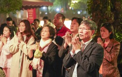 Người Hà Nội đi lễ xuyên đêm ngay sau Giao thừa