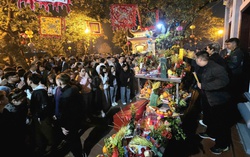 Dòng người nườm nượp đi lễ Phủ Tây Hồ từ rạng sáng mùng 1 Tết