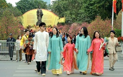 Mùng 2 Tết Bính Ngọ, người Hà Nội xúng xính áo dài xuống phố du Xuân 