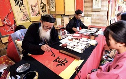 Đầu Xuân đi lễ chùa, xin chữ, mua muối gửi gắm ước vọng năm mới