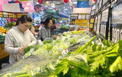 Thị trường hàng hóa ngày mùng 3 Tết: Nguồn cung dồi dào, giá cả ổn định