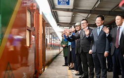 Báo Nhân Dân ra mắt "Chuyến tàu Hạnh phúc", mang hình ảnh cờ đỏ sao vàng trên tuyến Bắc - Nam