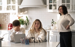 Phía sau chiếc mặt nạ "thương con dâu như con gái"