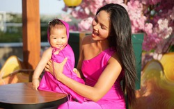 Hoa hậu H'Hen Niê tận hưởng không khí xuân bên gia đình