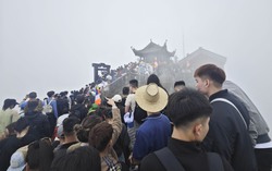 Lượng người tăng mạnh gây ùn tắc trên đỉnh Yên Tử