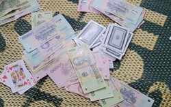 Triệt phá ổ nhóm đánh bạc trên sông Hồng, bắt giữ 14 đối tượng