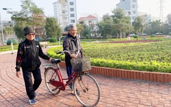 Vợ chồng U90: Khi đôi tay là "ánh sáng", chiếc xe đạp là "nhịp cầu" yêu thương