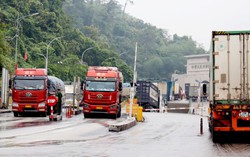 Hơn 1.400 xe chở hàng sang Trung Quốc qua cửa khẩu Lạng Sơn dịp Tết