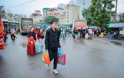 Người dân ùn ùn trở về Thủ đô, bến xe đông đúc trong ngày cuối nghỉ Tết