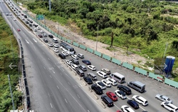 Nhiều tuyến cửa ngõ TPHCM ùn ứ kéo dài trong nhiều khung giờ