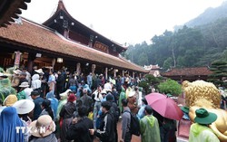 Khai hội Du lịch Chùa Hương 2026: Du khách nườm nượp đổ về dưới mưa Xuân