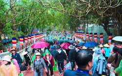 Hàng vạn người trẩy hội chùa Hương 2026 giữa mưa xuân