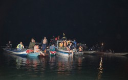 Trắng đêm tìm kiếm nạn nhân mất tích trong vụ chìm tàu ở Lào Cai