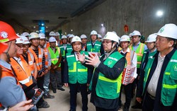 Thủ tướng kiểm tra hiện trường thi công tuyến đường sắt đô thị Nhổn-Ga Hà Nội