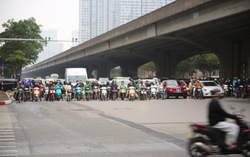 Đường phố Hà Nội thông thoáng bất ngờ trong ngày làm việc đầu năm
