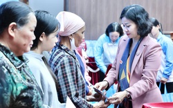 Chủ tịch Hội LHPN Việt Nam Nguyễn Thị Tuyến thăm, tặng quà phụ nữ và trẻ em khó khăn tại Chương Mỹ