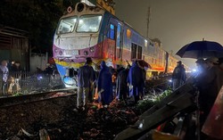 Xe tải bị tàu hoả tông bẹp rúm ở Hà Nội, tài xế ô tô tử vong tại chỗ
