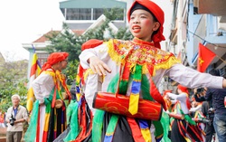 2 diễn viên nhí thu hút ánh nhìn khi múa điệu "Con đĩ đánh bồng" ở hội làng Triều Khúc