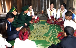 Vùng cao Hà Tĩnh phát huy "điểm tựa" già làng, trưởng bản trong công tác bầu cử