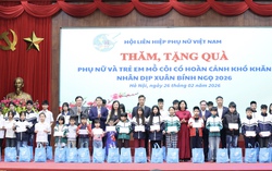 Chủ tịch Hội LHPN Việt Nam Nguyễn Thị Tuyến tặng quà phụ nữ, trẻ em khó khăn tại Hà Nội
