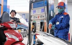 Giá xăng dầu đồng loạt tăng mạnh, RON95 lên 20.151 đồng mỗi lít