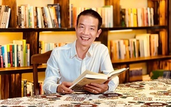 Nhạc sĩ Nguyễn Vĩnh Tiến trở thành y sĩ ở tuổi 52