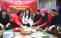 Chị em người Nùng ở “ốc đảo” Lân Nóng chung tay “Bữa cơm nhân ái”