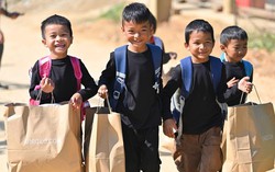 Nhiều trang phục giữ ấm được trao tặng người dân tại Quảng Trị