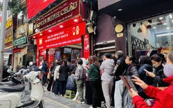 Vàng, bạc "chia ca" giao dịch trước dòng người xếp hàng chờ mua