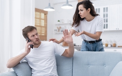 Tan vỡ vì những ông chồng thích “phát loa” chuyện gia đình