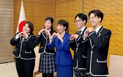 Thủ tướng Nhật Bản Sanae Takaichi tạo nên "cơn sốt" trong cử tri trẻ