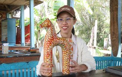 Tái chế củi lũ thành sản phẩm linh vật Xuân Bính Ngọ